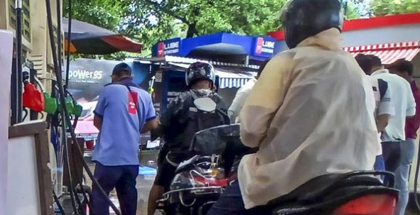 E20 ପେଟ୍ରୋଲକୁ ନେଇ ସରକାରଙ୍କ ସ୍ପଷ୍ଟୀକରଣ: କିଛି ଗାଡ଼ିରେ ୩–୫% ମାଇଲେଜ୍ କମିପାରେ
