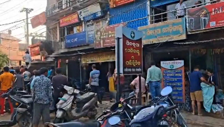 ବଲାଙ୍ଗୀର ବଜାରରେ ଅଗ୍ନିର ତାଣ୍ଡବ: ଇଭି ଶୋ’ରୁମ ସମେତ ୮ ଦୋକାନ ଛାରଖାର 